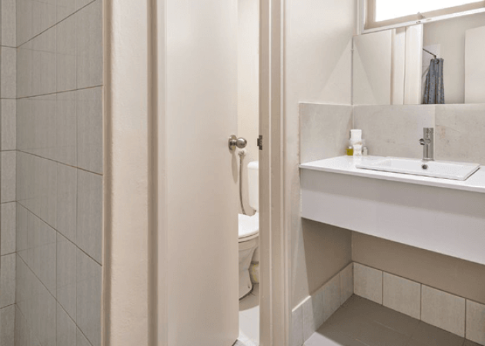 Deluxe-Room-Bathroom